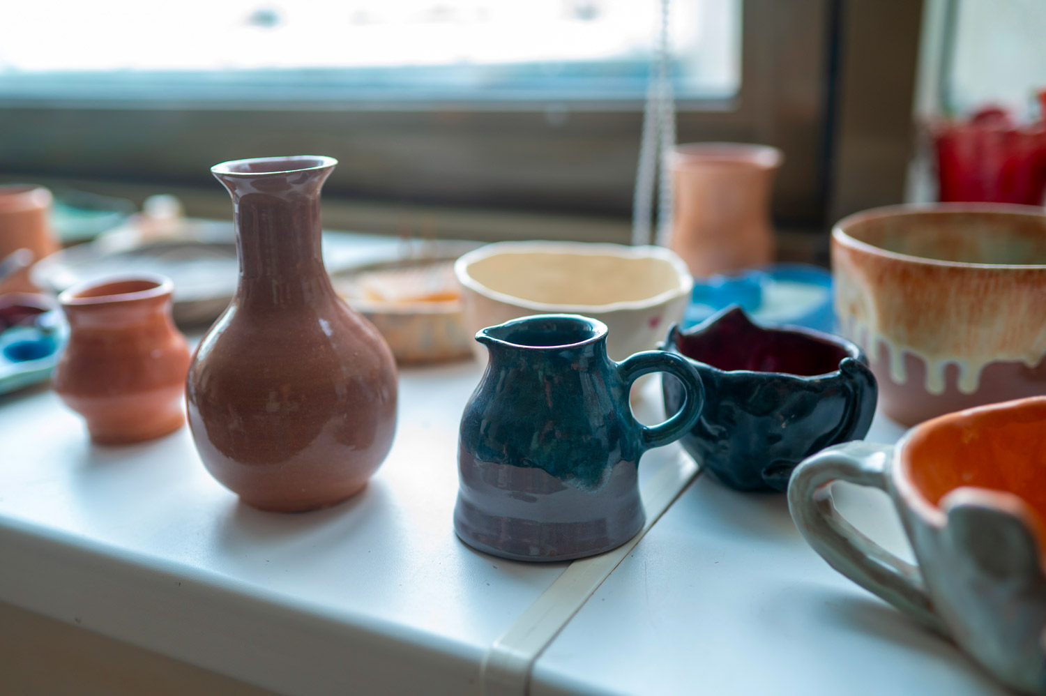 Détails de l'atelier — outils et argile